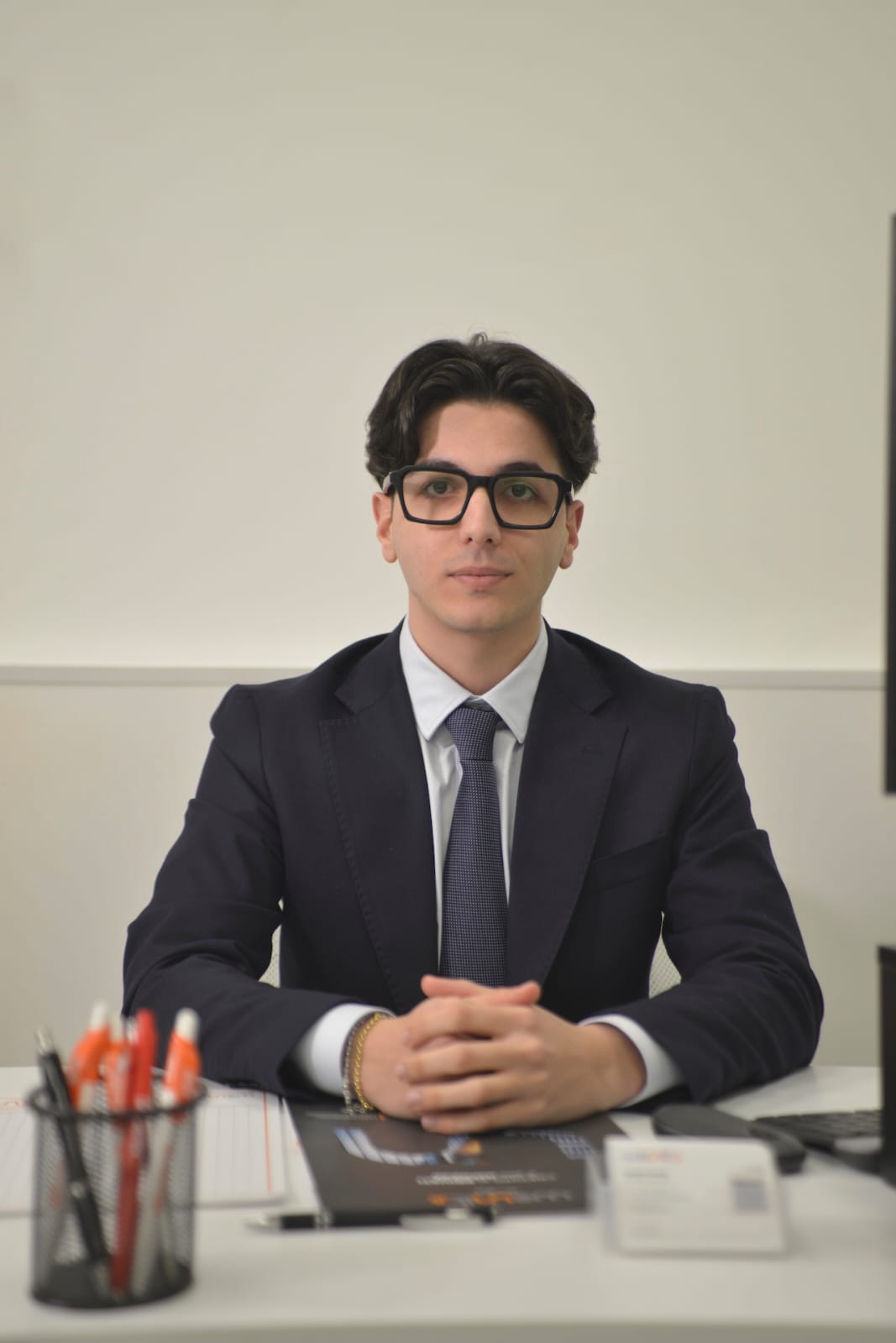 Daniele Perrone seduto alla scrivania nel suo ufficio